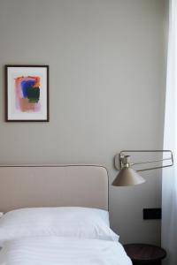 Postel nebo postele na pokoji v ubytování HeyMi Apartments Brick Lane Vienna