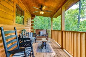 Balkón nebo terasa v ubytování Kozy Cub Cabin, Gated Resort, Pool Table