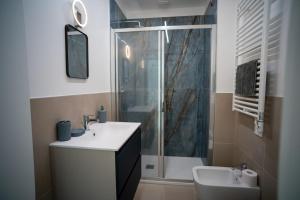 un bagno con doccia, lavandino e WC di 16 Nevoso Palace a Milano Altre 9 foto