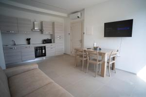 un soggiorno con un divano e un tavolo con sedie di 16 Nevoso Palace a Milano