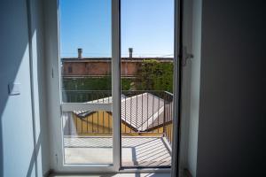 una porta aperta su un balcone con vista di 16 Nevoso Palace a Milano