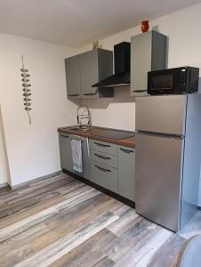 una cocina con nevera y microondas en Altea, en Dervio 5 fotos más