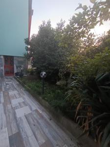 un patio con parquímetro junto a una casa en Altea, en Dervio