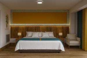 Un dormitorio con una cama grande y una silla en Hanaqua Hotel, en Cusco