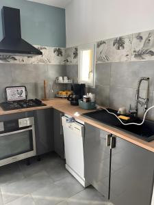 eine Küche mit Spüle und Arbeitsplatte in der Unterkunft Maisonnette au coeur du Luberon in Gondonnets + 5 Fotos