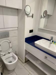 Ένα μπάνιο στο Orbi City rooms +4 φωτογραφίες