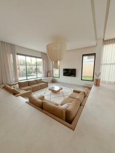 Μια τηλεόραση ή/και κέντρο ψυχαγωγίας στο The Sultans House - Luxe Villa in Marrakech met Verwarmd Privezwembad