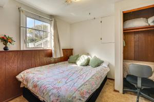 Un dormitorio con una cama y una ventana y una silla. en 2 Mi to NYC Train WFH-Friendly Greenwich Apt!, en Rye Brook