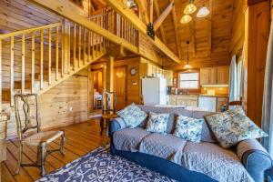 Una sala de estar con un sofá azul en una cabaña. en Rustic Cabin- Wineries and Breweries-Finger Lakes, en Teall Beach