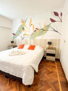 Schlafzimmer mit einem Bett mit Wandbild in der Unterkunft Dpto ubicacion perfecta cuatro habitaciones tres baños en calle caseros, renovado y remodelado - Bonavista Rentals in Salta