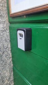 a green door with a black and white box on it at Pace attraverso gli occhi in Perledo