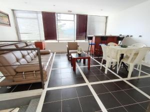 a living room with a couch and a table at Casa de recreo en conjunto residencial in Arbeláez