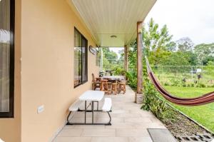 PalmaにあるVilla Arenal Dreamsのパティオ(椅子、テーブル、ハンモック付)
