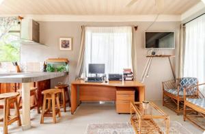PalmaにあるVilla Arenal Dreamsのキッチン(デスク、コンピュータ付) +12枚の写真