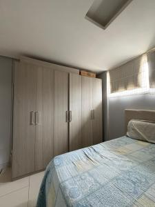 a bedroom with wooden cabinets and a bed at Casa completa para cop 30 in Belém