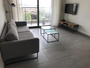 una sala de estar con un sofá y una mesa en Amal Suites, en Accra