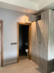 - Baño con aseo en una habitación en Amal Suites, en Accra