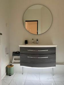 a bathroom with a sink and a mirror at T3 proche de bordeaux avec Terrasse in Villenave-dʼOrnon +9 photos