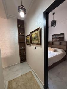 Postel nebo postele na pokoji v ubytování Cozy two bedroom apartment