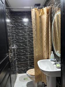 Koupelna v ubytování Cozy two bedroom apartment