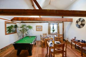 Biliár nebo kulečník v ubytování Old Field Barn Luxury B&B