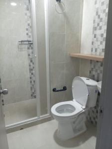 ein Badezimmer mit Toilette und Dusche in der Unterkunft Marine centro santa marta in Santa Marta