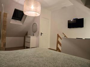 Et tv og/eller underholdning på Petit Gîte Quartot REVILLE