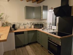 Køkken eller tekøkken på Petit Gîte Quartot REVILLE