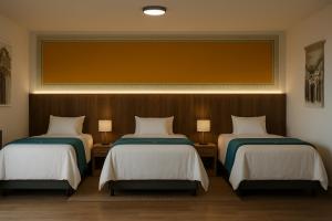 Una habitación con dos camas y un gran tablero en la pared. en Hanaqua Hotel, en Cusco 1 foto más