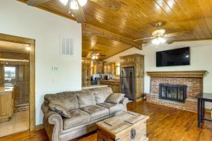 een woonkamer met een bank en een open haard bij Ozarks Waterfront Home with Dock and Marina Access in Warsaw