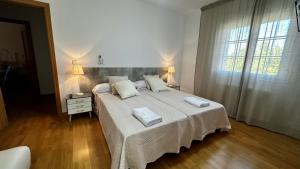 une chambre avec un grand lit avec deux serviettes dessus dans l'établissement Amanecer zen, à Argés