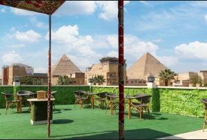 uma vista das pirâmides a partir do telhado de um edifício em AKEN Pyramids View em Cairo