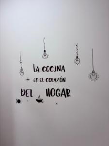 アリカンテにあるHotel Wayteko San Antónの壁の絵に書かれた言葉 la cocina a convention be el +26枚の写真