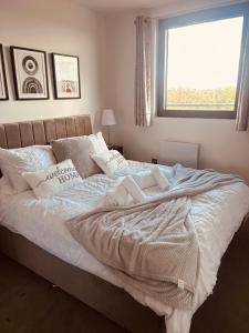 Fotografie z fotogalerie ubytování The Opulent Property Project Penthouse Chelmsford 2 Bed 2 Bath Sleeps 6 Free Parking 2 Kings or 4 singles and Double Sofabed Ideal for long stays, corporates, families, Insurance v destinaci Chelmsford