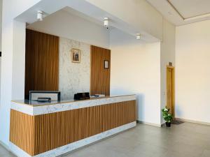 an office lobby with a reception desk and a counter at Hotel Principale Smara CPS in Smara