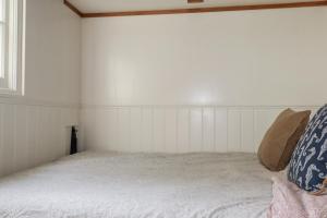 En eller flere senge i et værelse på Hilbre Shepherd Hut