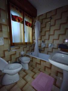 La salle de bains est pourvue de 2 toilettes, d'un lavabo et d'une baignoire. dans l'établissement Casa Giulia, à Mercatino Conca 22 autres photos