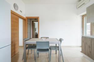 チェーリエ・メッサーピカにあるexclusive luxury villa monte pompilioの白いテーブルと椅子のあるダイニングルーム