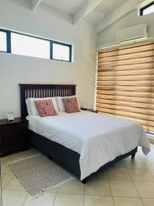 Un pat sau paturi într-o cameră la Botumo Apartment-2