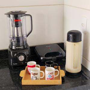 Příslušenství pro přípravu čaje a kávy v ubytování Ap Lagoa da Prata com Ar condicionado