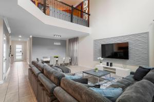 Televiisor ja/või meelelahutuskeskus majutusasutuses StoreyLake 5Bd Pool 5min walking Clubhouse