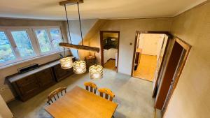 a kitchen and dining room with a table and chairs at Becci Apartment-Free Parking in Kapfenberg