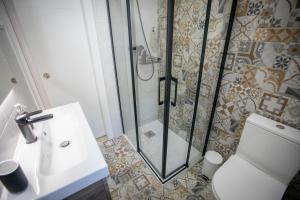 a bathroom with a shower and a toilet and a sink at Babel 11 Centro in Vélez de Benaudalla