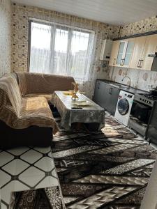Una cocina con un sofá y una mesa en una habitación. en GoHostel, en Samarkand 10 fotos más
