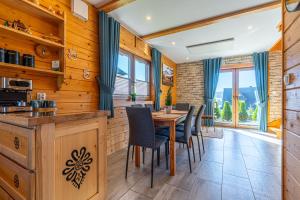 Η κουζίνα ή μικρή κουζίνα στο Domki-Przystanek Dzianisz