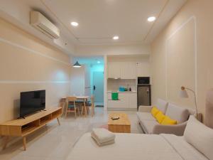 un soggiorno con un divano bianco e una televisione di Majestic Residence KlCC AT FAMA a Kuala Lumpur