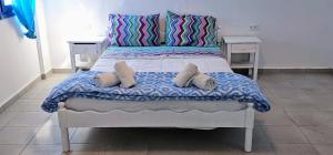 Postel nebo postele na pokoji v ubytování Hotel Pleasure Blackbeach Santorini