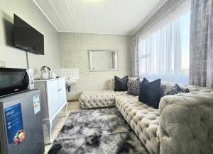 TV a/nebo společenská místnost v ubytování Zhantique Guest House 2- Unit 12