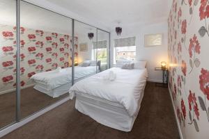 Voodi või voodid majutusasutuse Wivelsfield Retreat- Modern & Spacious Home toas