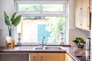 Köök või kööginurk majutusasutuses Wivelsfield Retreat- Modern & Spacious Home +37 fotot